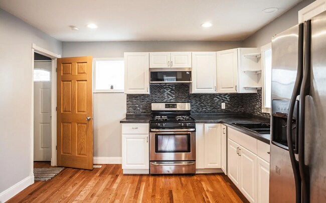 Building Photo - 4 Bed/2 Bath Duplex for Rent in NE Minneap...