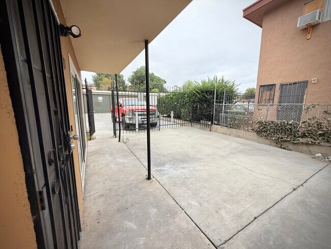Foto del edificio - 5443 Imperial Ave