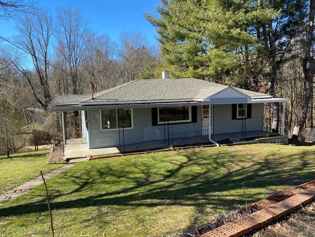 Foto del edificio - Cute, 3 bedroom, 1 bathroom West of Asheville