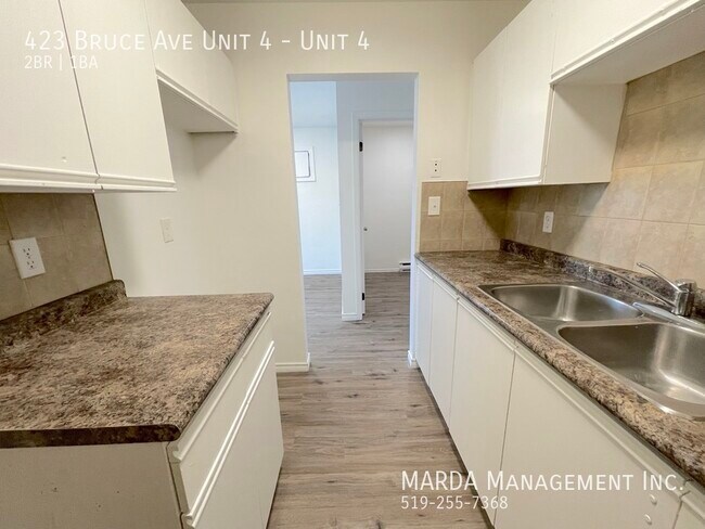 Photo du bâtiment - RENOVATED 2 BED/1 BATH APT- DOWNTOWN PLUS HYDRO!