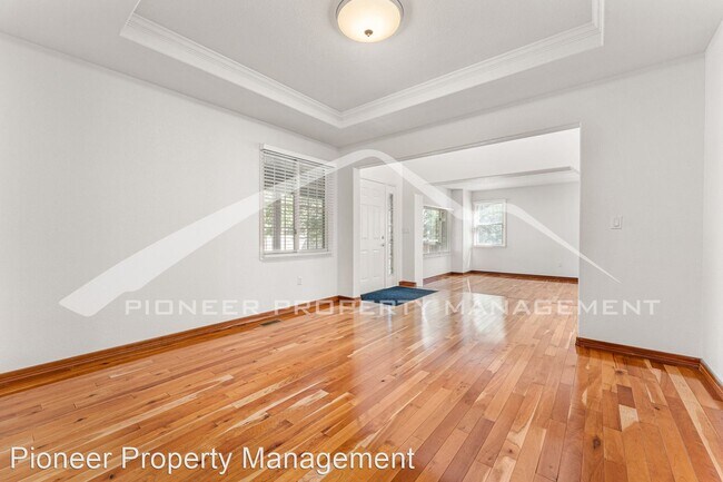 Foto del edificio - 6 br, 4 bath House - 12809 Claude Pl