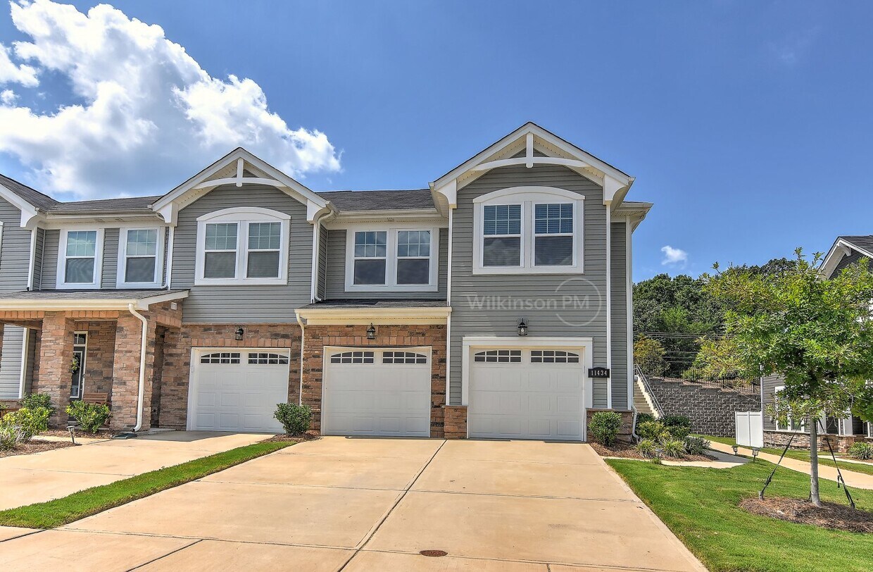 Primary Photo - Charming End Unit 3BD/2.5BTH Townhome in P...