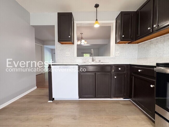 Building Photo - Spacious Town Home with Modern Amenities / 3 Beds & 2.5 Bath / Available Now!