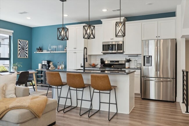 Foto del edificio - Modern 3BD, 2.5BA Virginia Village Townhome with 2-Car Garage