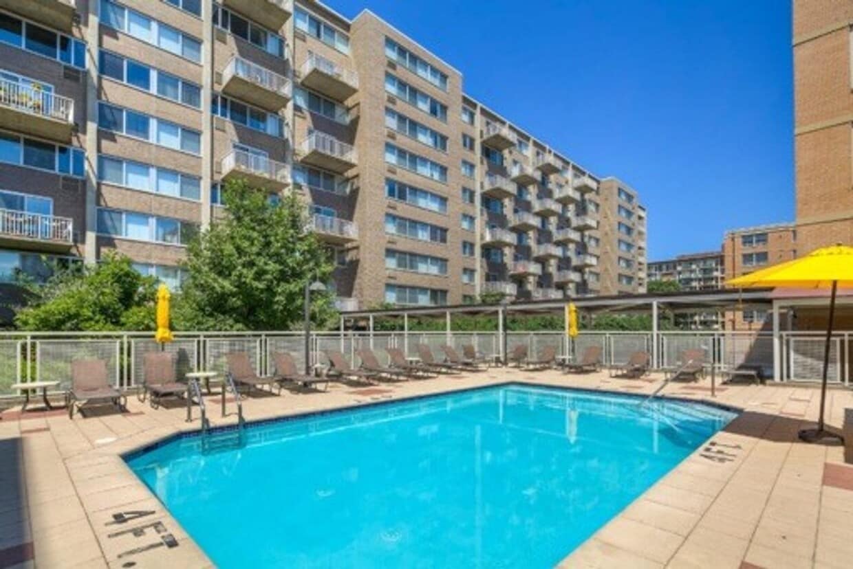 Spacious 1,000 Square Foot Two Bedroom Condo in HOT Southwest Market- Parking Included, Washer/Dr... - Spacious 1,000 Square Foot Two Bedroom Con...