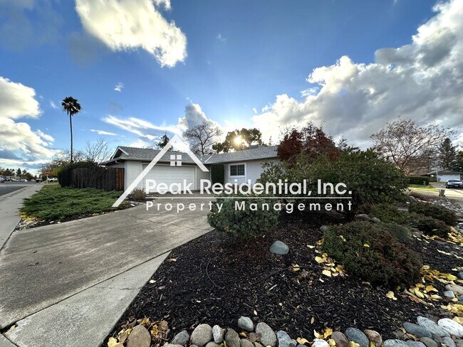 Building Photo - Spacious Roseville 4bd/2ba Home with Pool!