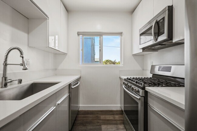 Building Photo - 1333 W 36th Pl
