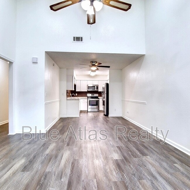 Building Photo - 916 Hilltop Dr