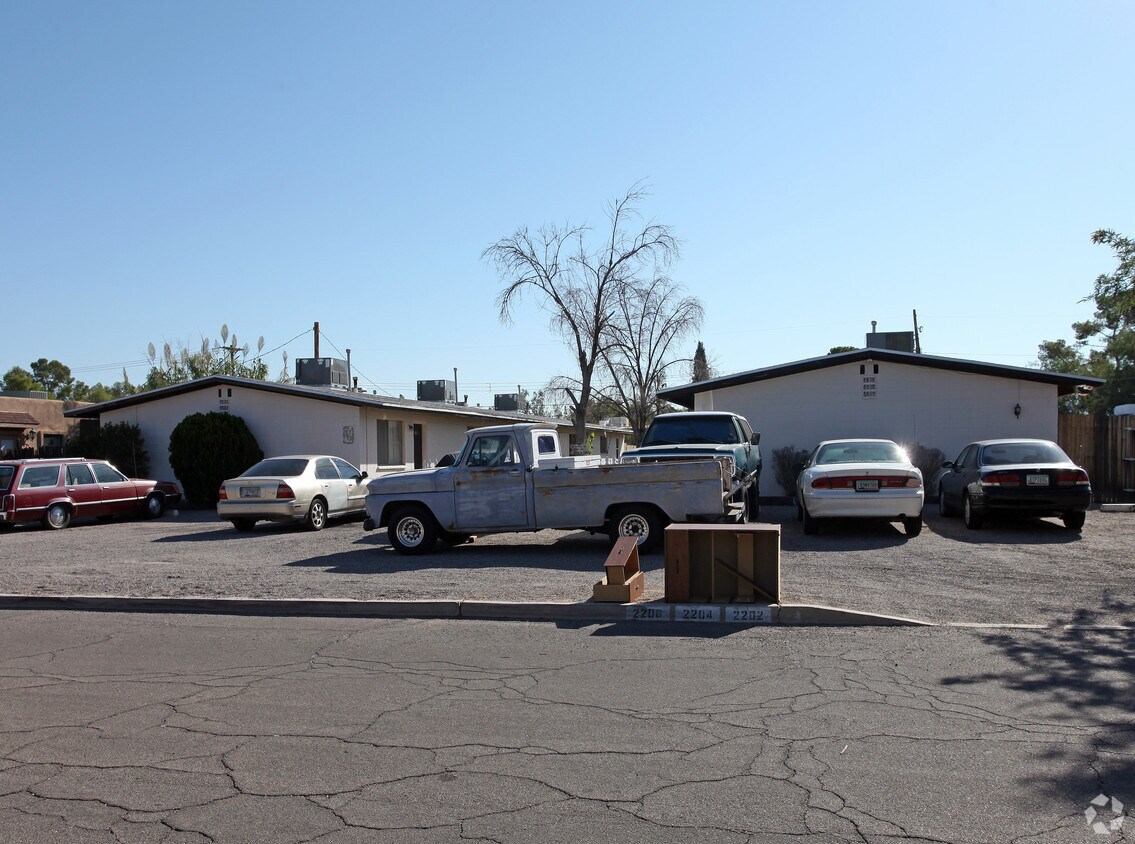 Primary Photo - 2202-2212 N Madelyn Ave