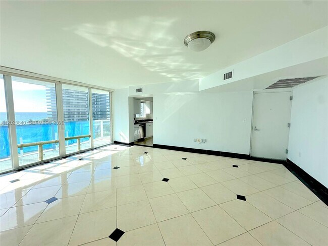 Foto del edificio - 5900 Collins Ave