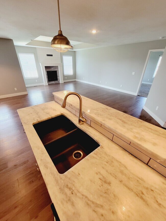 Foto del edificio - Luxuary in River Pointe Subdivision - Ozark!