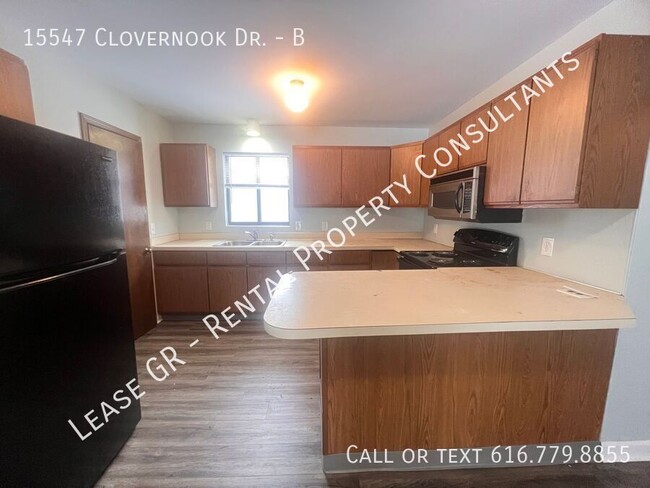 Building Photo - Spacious Two Bedroom Upper Unit! Near Down...