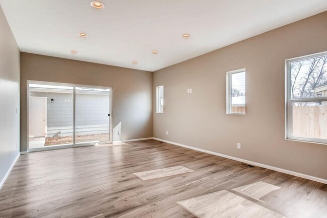 Building Photo - Beautiful 4 Bedroom 4 Bathroom half Duplex...
