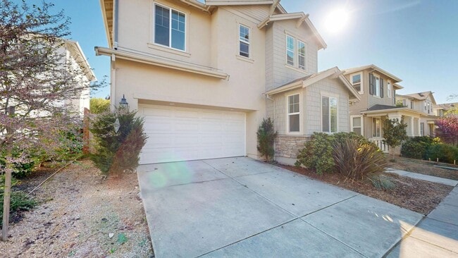 Building Photo - Bright & Beautiful 4 Bedroom 3 Full Bathroom Home!