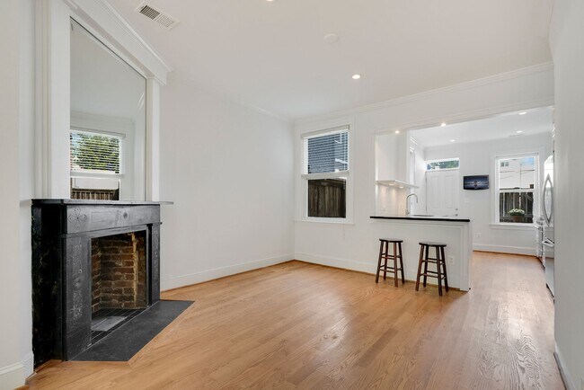 Foto del edificio - 769 Kenyon St NW