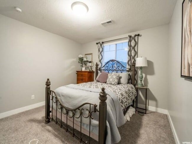 Building Photo - 132 W Silver Springs Dr