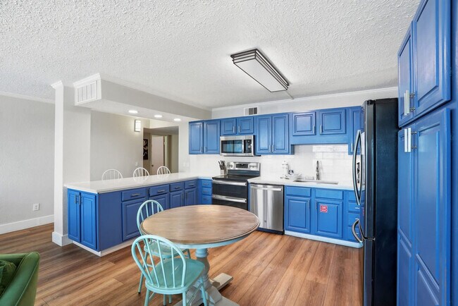 Building Photo - 8743 Thomas Dr