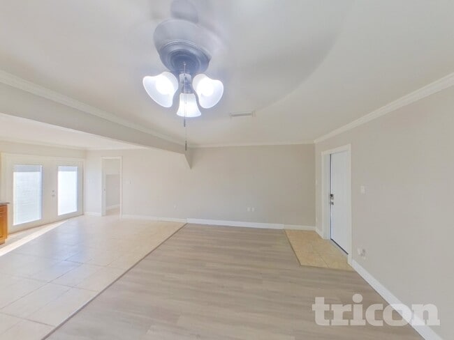 Building Photo - 2324 Bougainvillea St