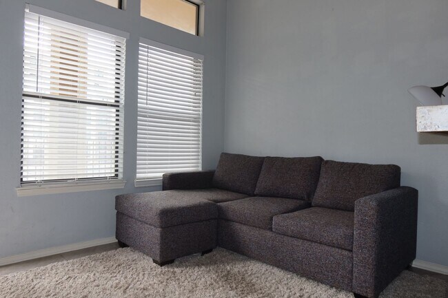 Foto del edificio - Wesdgewood West Campus - 1BD / !BA - 10 Ft Ceilings - Nodern Appliances - Gated - W/D -  $1000