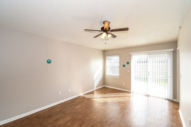 Foto del edificio - 8736 Townsquare Dr