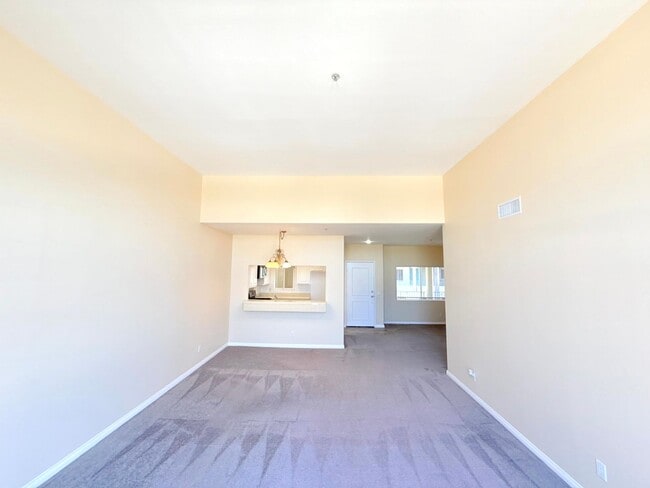 Foto del edificio - Gorgeous Spacious 2 Bedroom - 2 bath top f...