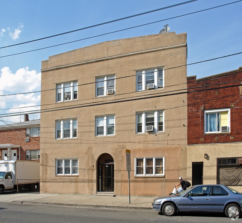 Building Photo - 359 Walker St