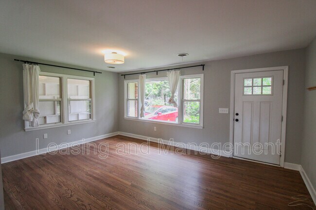 Building Photo - 927 Holly Ct