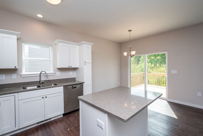 Building Photo - 4 bed 3 bath East side Iowa city!