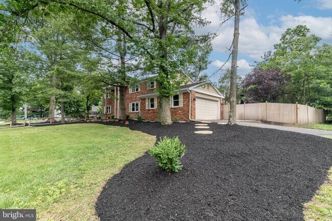 Foto del edificio - 1800 Lark Ln