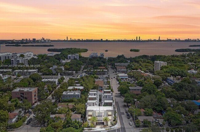 Foto del edificio - 515 NE 61st St