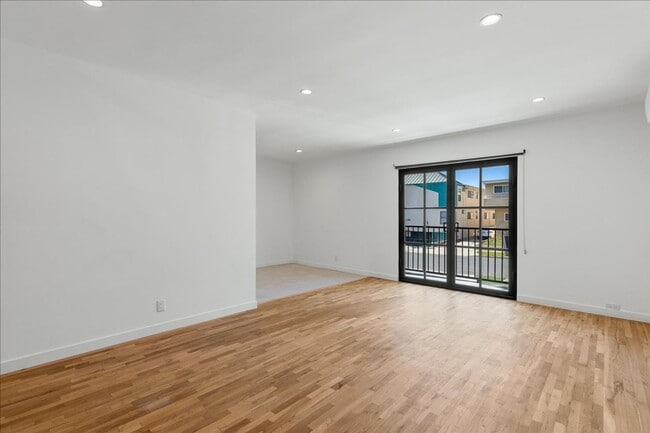 Building Photo - 652 Hayworth Ave