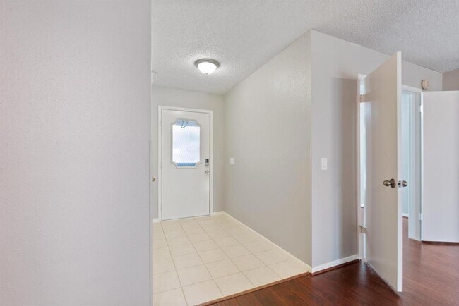 Building Photo - 9302 Palm Shores Dr