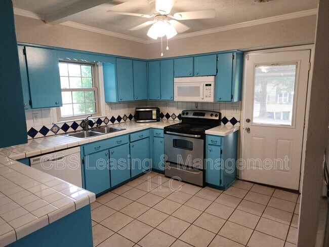 Building Photo - 5005 Hearthstone Dr