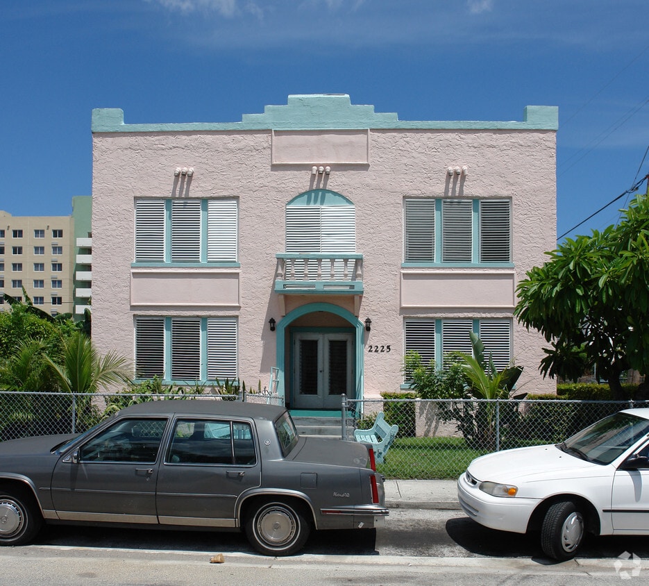 Primary Photo - 2225 SW 9th St