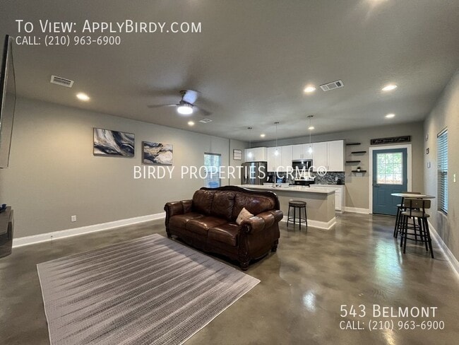 Building Photo - **2 Story, 3 Bed, 2.5 Bath Home Located in...