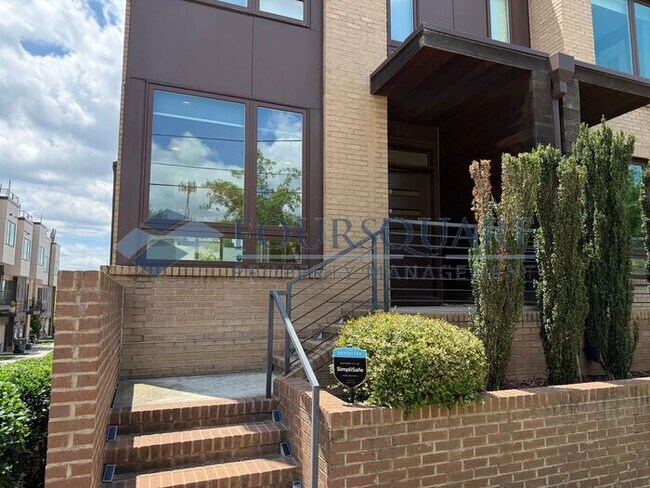 Foto del edificio - Beautiful  3-Bed / 3.5-Bath End-Unit Townhome with Rooftop Patio, Skyline Views & Climate-Control...