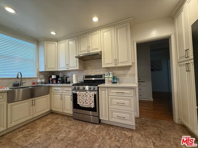 Foto del edificio - 14735 Bassett St