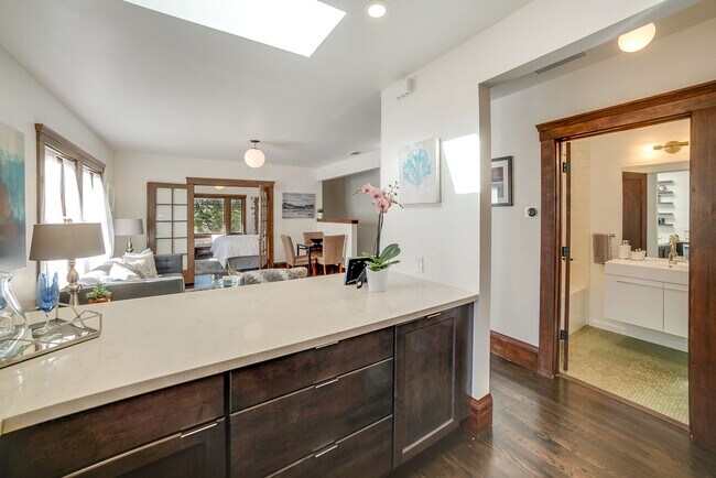 Foto del edificio - 2631 Regent St