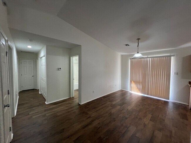 Building Photo - RV PARKING!!