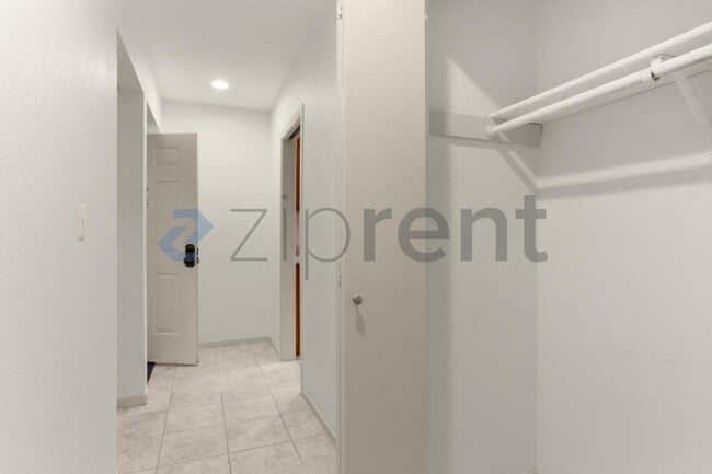 Building Photo - Unit C3