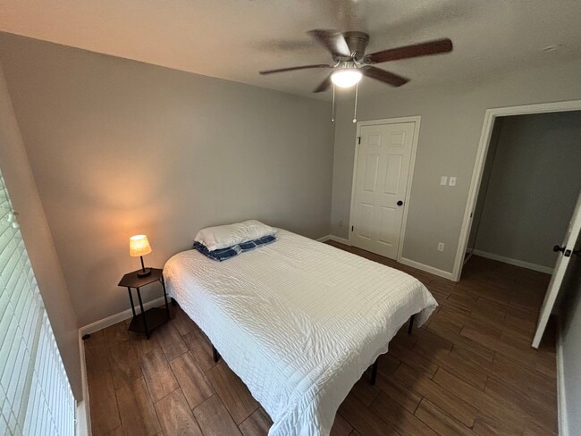 Foto del edificio - 9423 Fairdale Ln