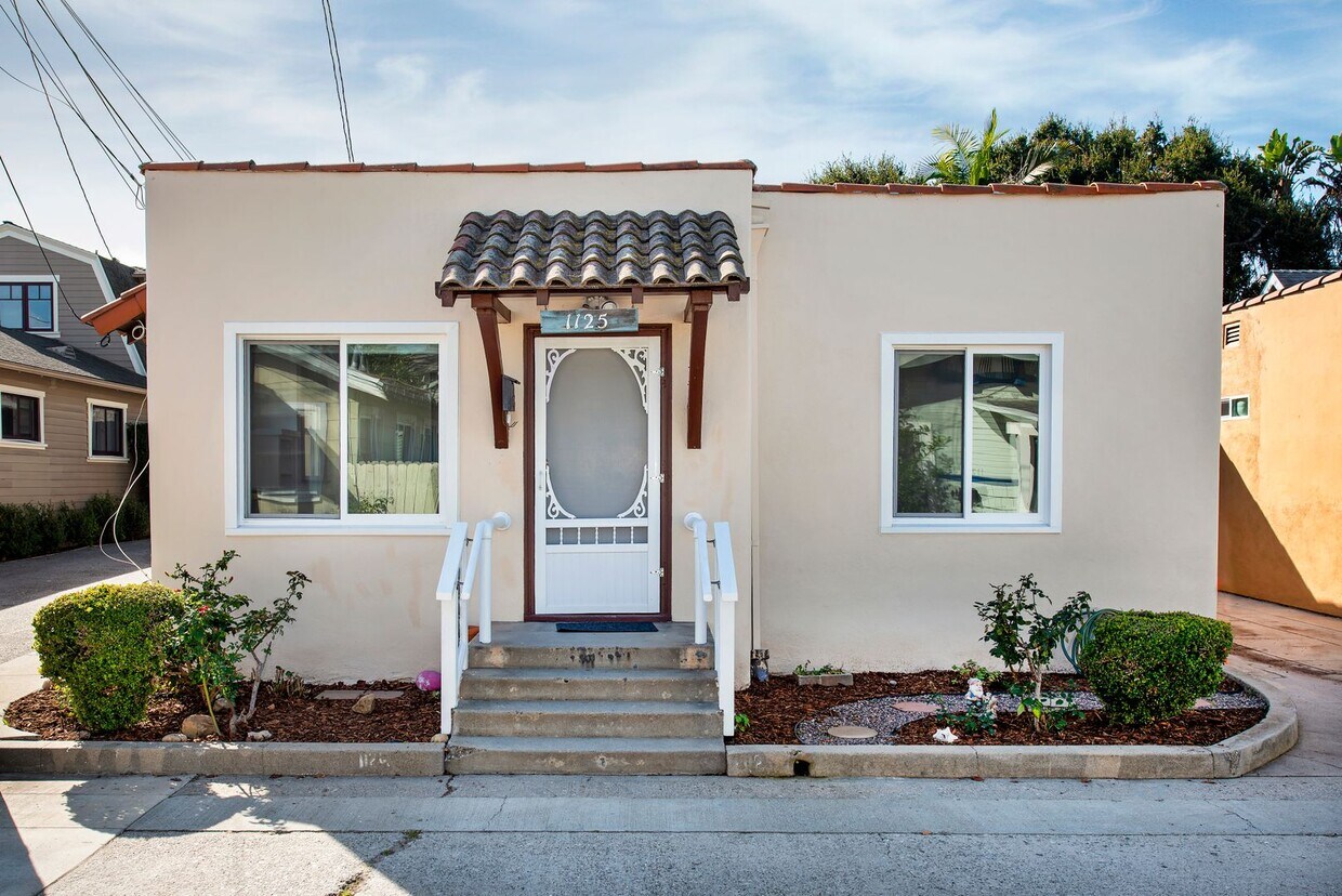 Primary Photo - Cozy Cottage in Downtown Santa Barbara! Up...