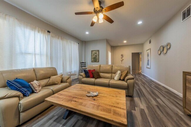 Foto del edificio - 1212 N Main St