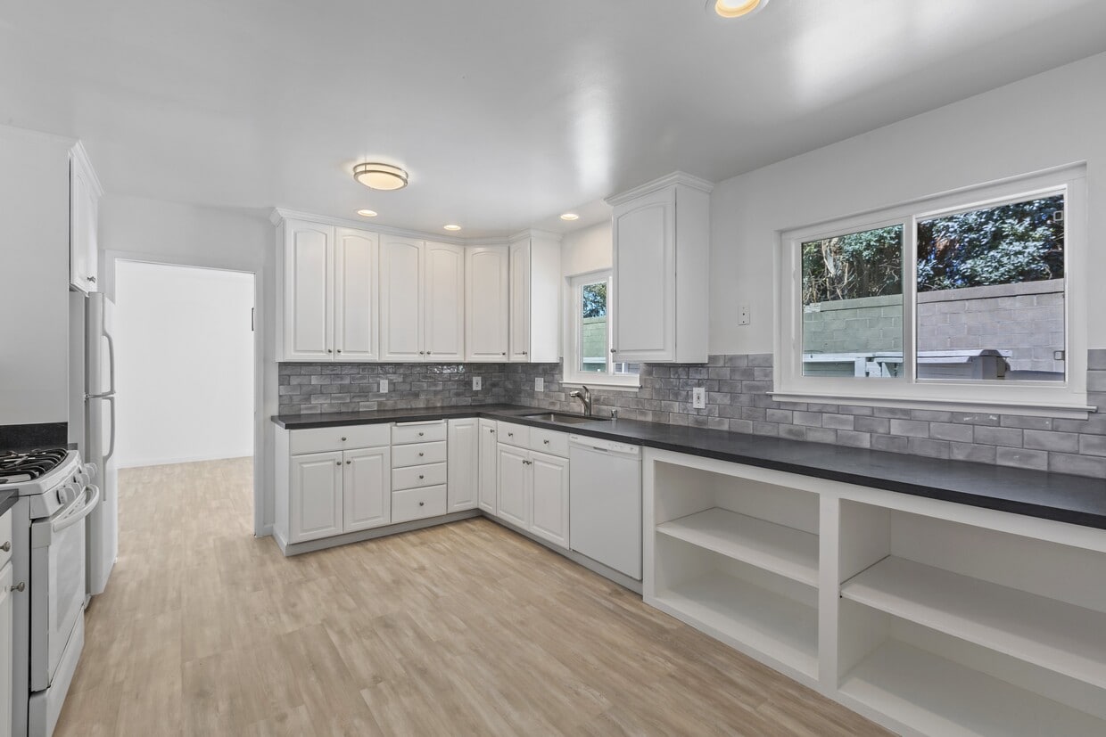 kitchen - 208 Ravenswood Ave