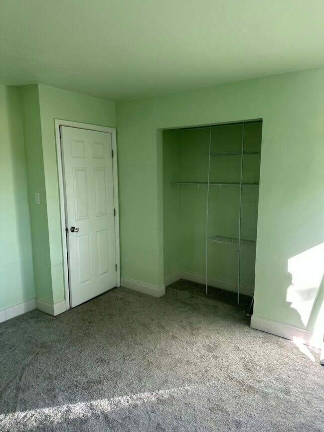 Building Photo - 3385 Woodburne Dr