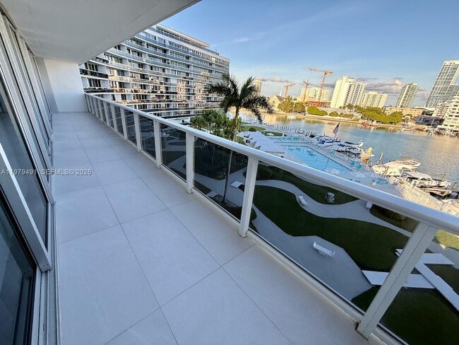 Foto del edificio - 900 Bay Dr