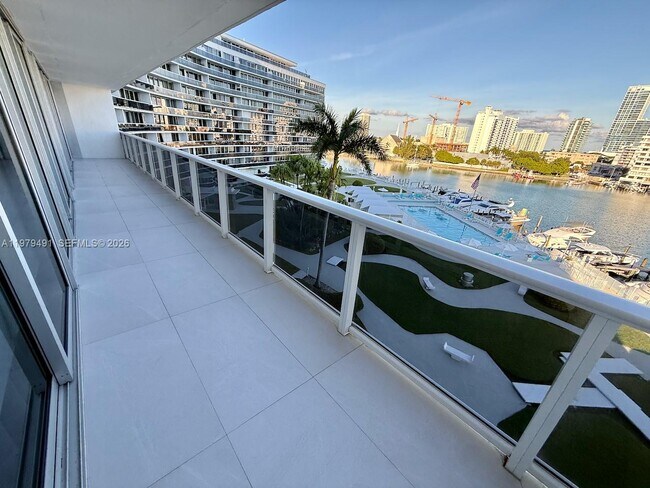 Building Photo - 900 Bay Dr