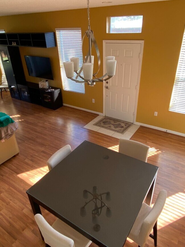 Foto del edificio - Fully Furnished Town House 3 Bedroom/2.5 B...