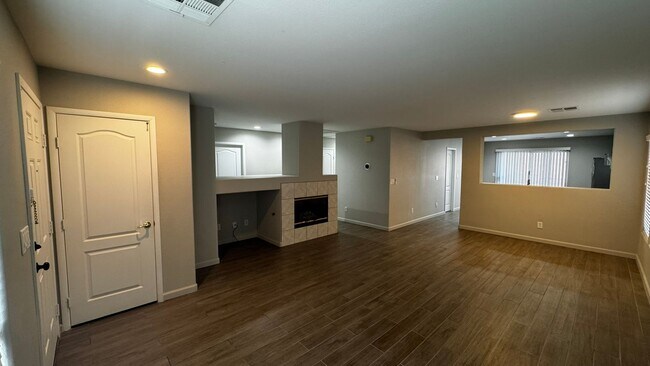 Foto del edificio - SW Single Story ONLY $1998