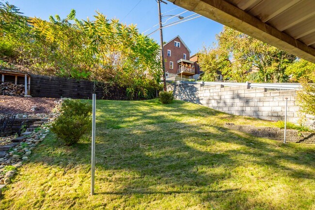Foto del edificio - AVAILABLE SEPT 1ST!! GORGEOUS 3 BEDROOM IN...